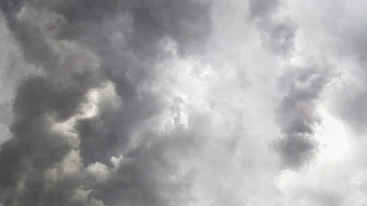 어두운 하늘과 폭풍 구름 4k