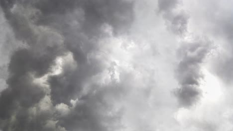 cielo oscuro y nubes de tormenta 4k