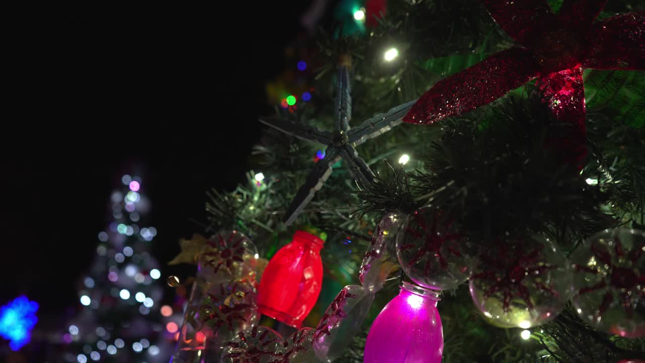 primer plano de hermosas decoraciones navideñas