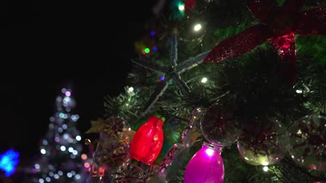 primer plano de hermosas decoraciones navideñas