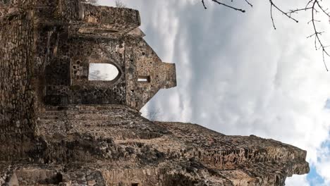 ruinas del castillo medieval de sigulda, letonia