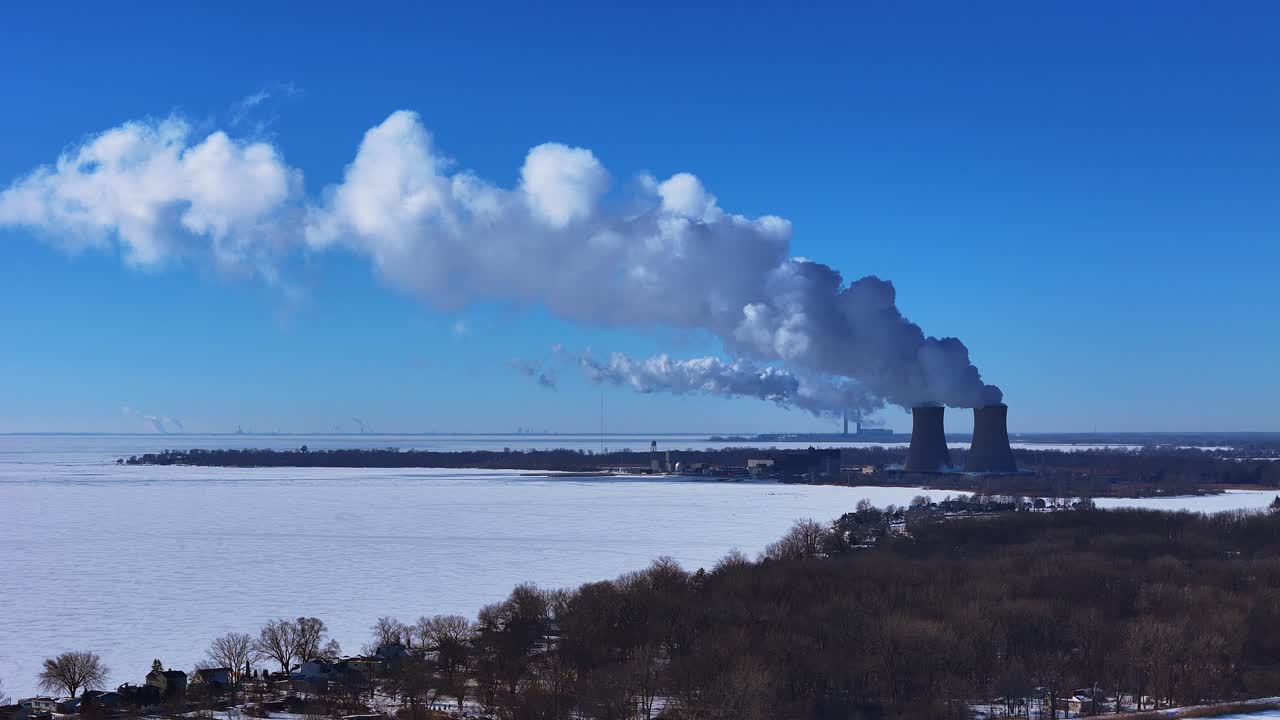 Centrale nucleare Enrico Fermi II che emette vapore sul lago Erie ghiacciato, torri di raffreddamento con scia di fumo in vista aerea