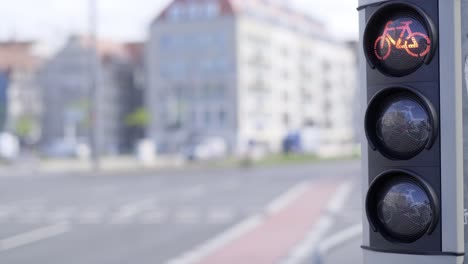 video shows a busy city scene with cyclists and vehicles at a light. this video shows a busy urban scene at a traffic light, highlighting the interaction between cyclists and vehicles, and the need for safe transportation