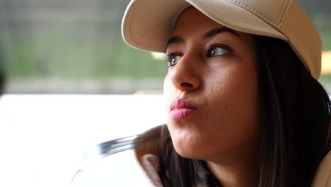 Cerca-De-Las-Mujeres-Usan-Gorra-Blanca-Y-Comen-Una-Rodaja-De-Tomate-Cherry-En-Un-Restaurante-Vegano.