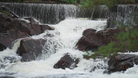 Cascada-Flakkefossen-En-El-Río-De-Montaña-En-El-Norte-De-Noruega