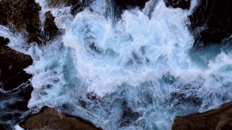 AEREA: Onde impetuose si infrangono sugli scogli a North Bondi, Sydney, Australia