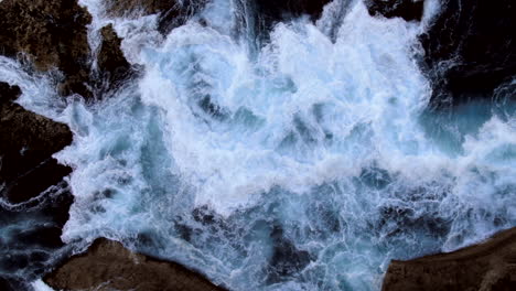 aérea: olas furiosas rompiendo sobre las rocas en north bondi en sydney, australia