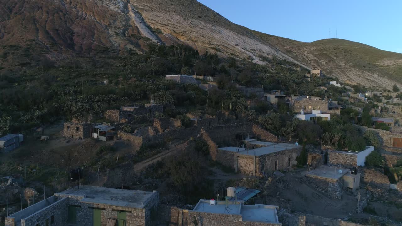 toma aérea de edificios y ruinas en real de catorce al atardecer, san luis potosi mexico