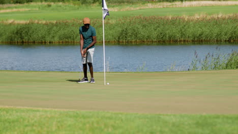 Afroamerikanischer-Mann,-Der-Auf-Dem-Golfplatz-Golf-übt.