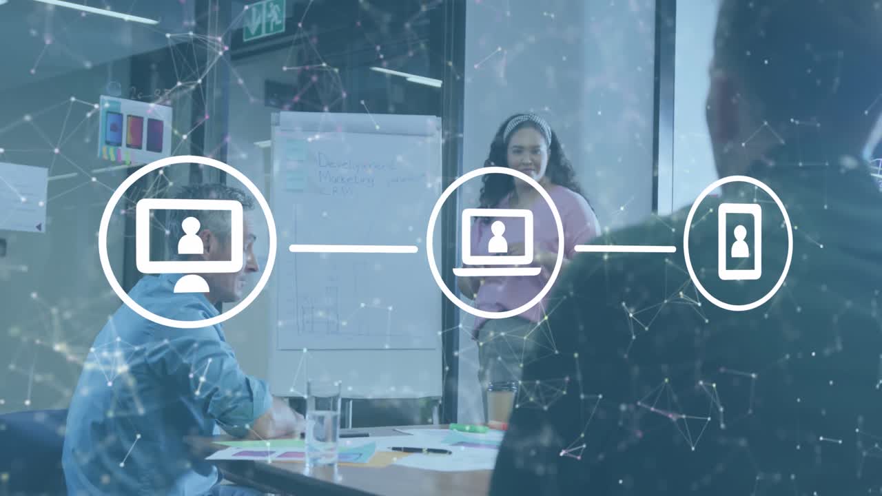 animación de portátiles, teléfonos, iconos de computadoras con puntos conectados sobre diversos colegas discutiendo