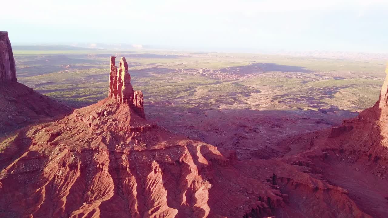 모뉴먼트 밸리 유타 2에 있는 암석 위의 일몰에서 영감을 주는 아름다운 공중