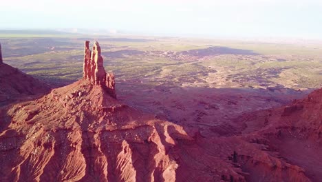 Schöne-Inspirierende-Luft-Bei-Sonnenuntergang-über-Felsformationen-Im-Monument-Valley-Utah-2