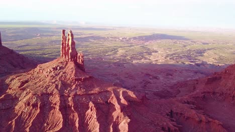 hermosa antena inspiradora al atardecer sobre formaciones rocosas en monument valley utah 2