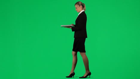 Mujer-De-Negocios-Usando-Una-Computadora-Portátil-Contra-Imágenes-De-Pantalla-Verde