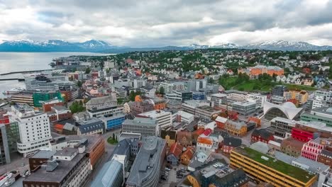 vista de un puerto deportivo en tromsø, al norte de noruega