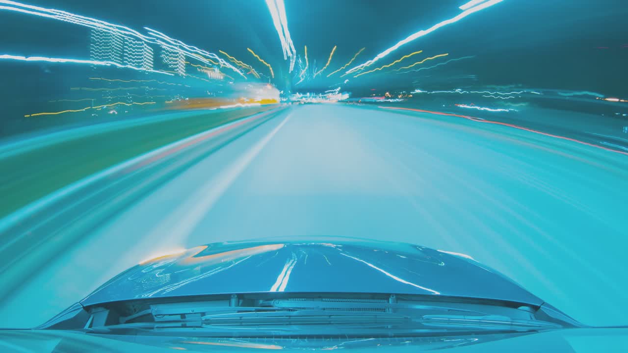 고속도로에서 야간 드라이브