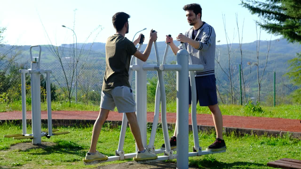 스포츠를 하는 두 사람