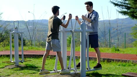 Zwei-Mann,-Die-Sport-Treiben