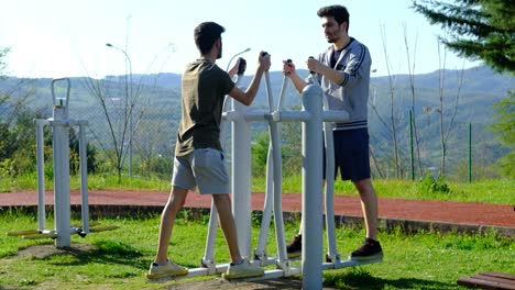 dos hombres que hacen deportes