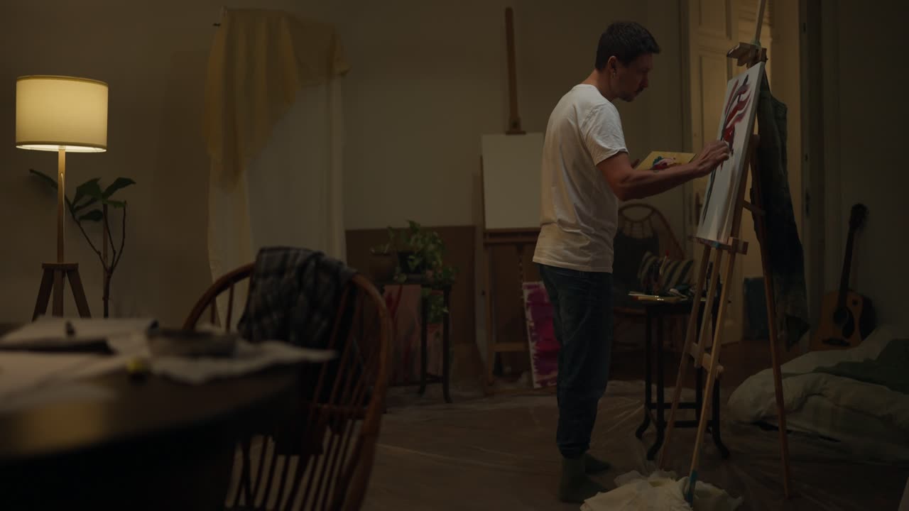 스튜디오에서 그림 그리는 예술가