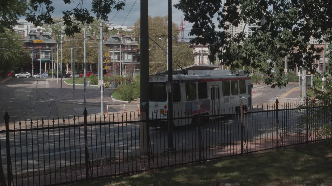 el tranvía septa 34 se acerca al túnel de la estación de la calle 40, filadelfia, pensilvania