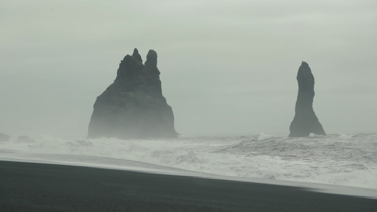 las olas rompen en una playa de arena negra en islandia