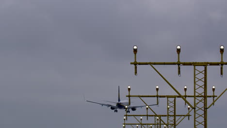 aterrizaje de avión con luces de aterrizajes