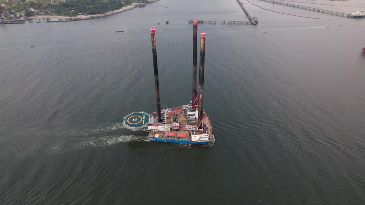 Et offshore forsyningsskib sejler i øjeblikket fra Atlanterhavet mod Lagos Havn