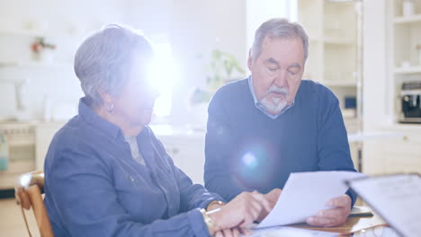 casa, pareja de ancianos y documentos con ahorros