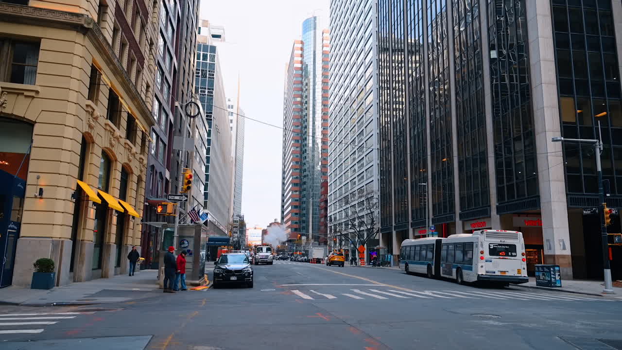 New York, USA, 18 dicembre 2025: Persone aspettano il semaforo verde per attraversare la strada con poche auto in movimento. New York, USA di giorno