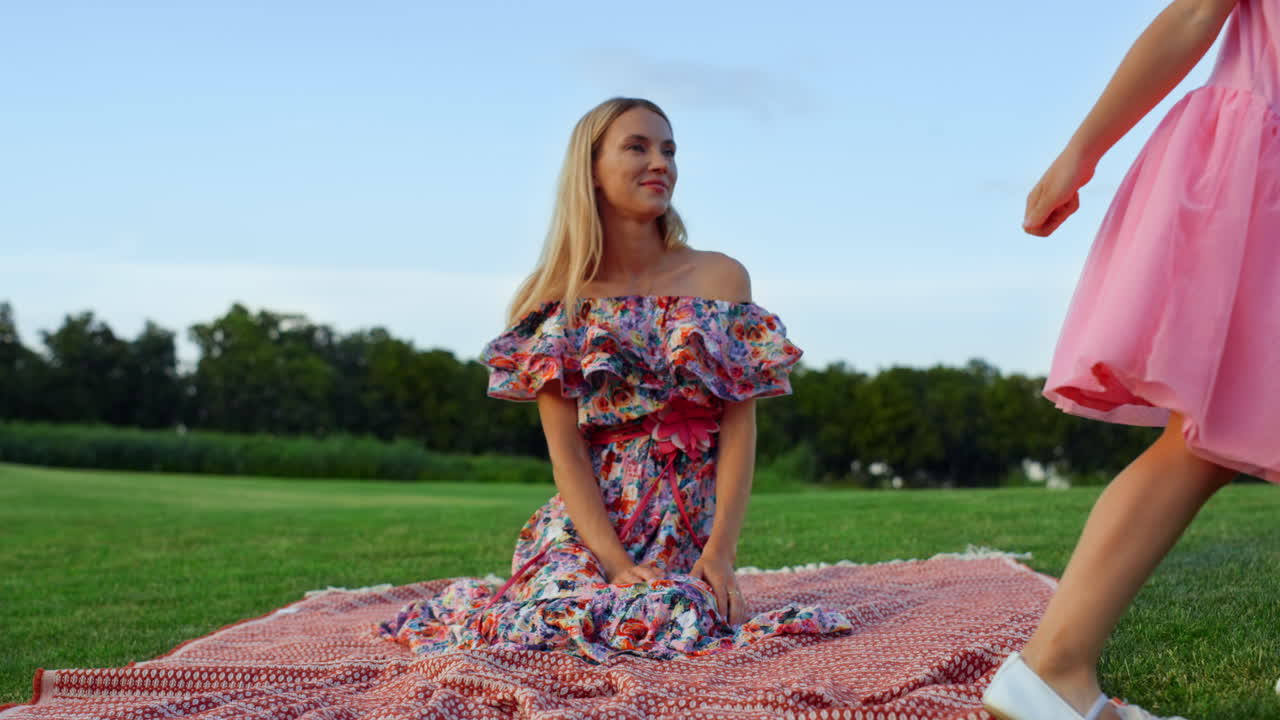 웃는 여자 와 소녀 가 함께 시간을 즐기고 있다