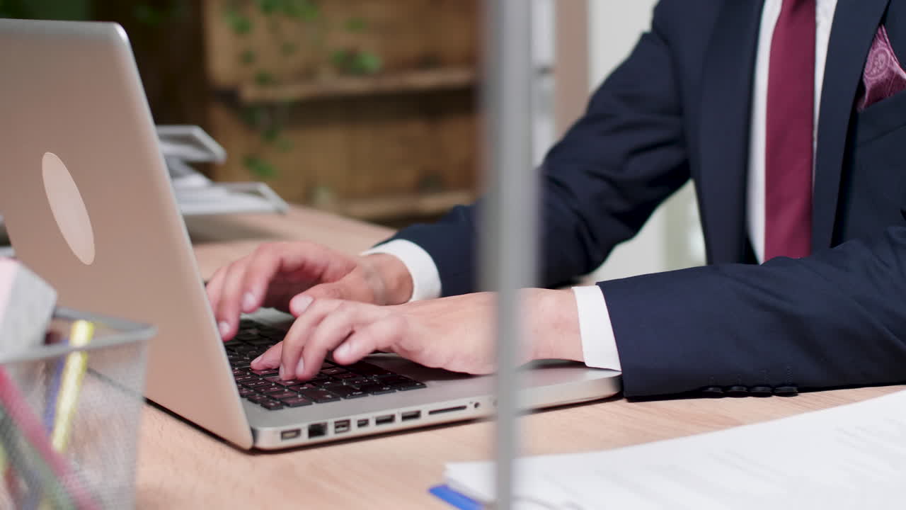 사무실에서 노트북으로 일하는 사업가