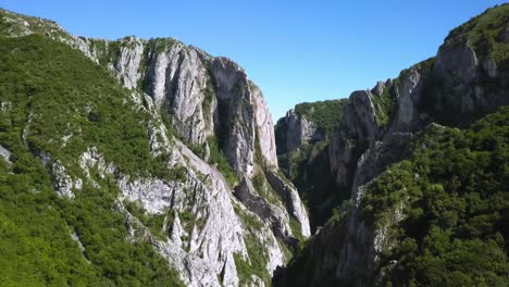 fantástica vista al estrecho y profundo desfiladero de turda cerca de transilvania