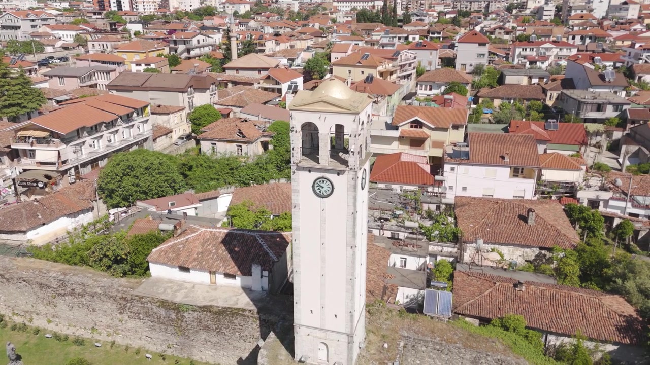 Un'affascinante orbita aerea rivela lo storico campanile di Elbasan, che si erge maestoso nell'incantevole paesaggio urbano dell'Albania