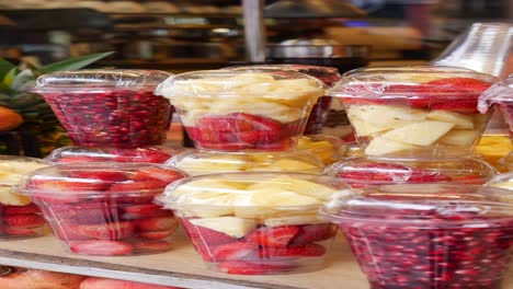 ensalada de frutas frescas en vasos de plástico