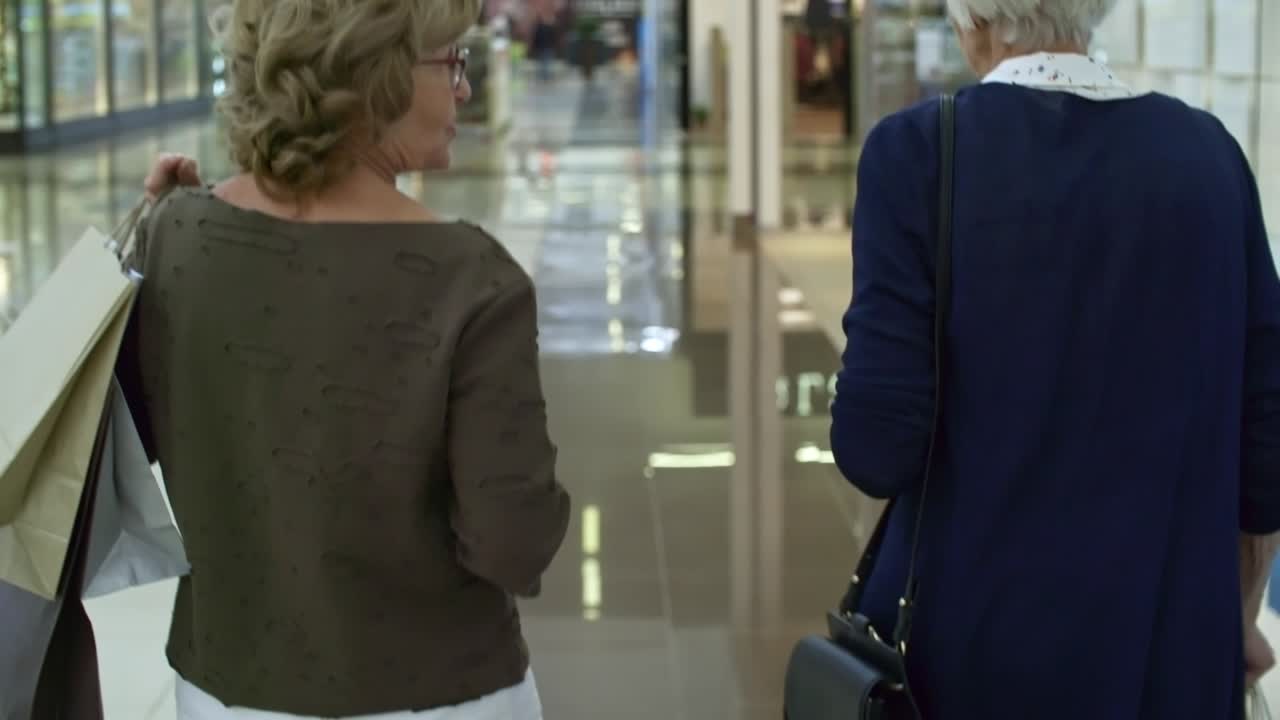 dos amigas después de las compras