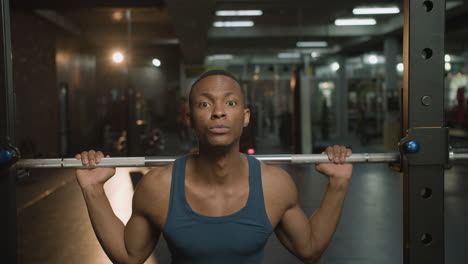 una vista de cerca de un atlético afroamericano en el gimnasio.