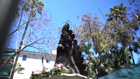 Statue-memorial-in-city-of-Estepona,-motion-backward