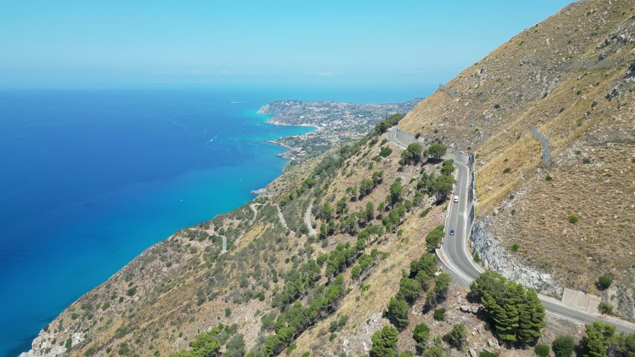 이탈리아 남부 칼라브리아의 카포 바티카노(capo vaticano)로 가는 경치 좋은 해안 도로 - 공중 4k