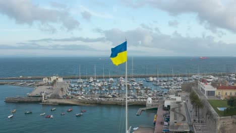 Bandera-De-Ucrania-En-El-Mástil-Del-Barco-Clube-Naval-De-Cascais