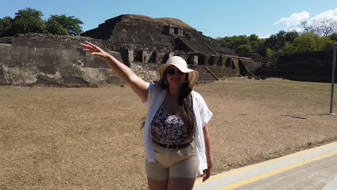 Turista che esplora le rovine Maya di Tazumal a Santa Ana, El Salvador, antica civiltà.
