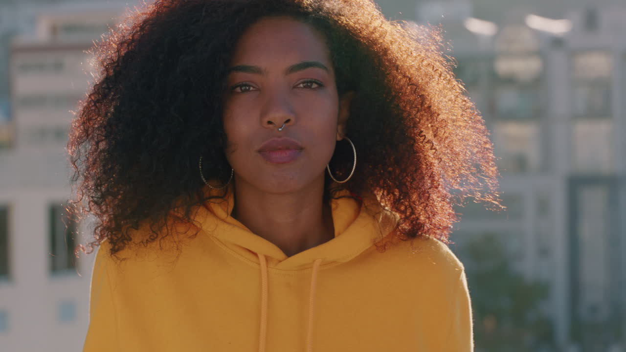 retrato de una hermosa mujer afroamericana sonriendo disfrutando del estilo de vida de verano en el techo al atardecer