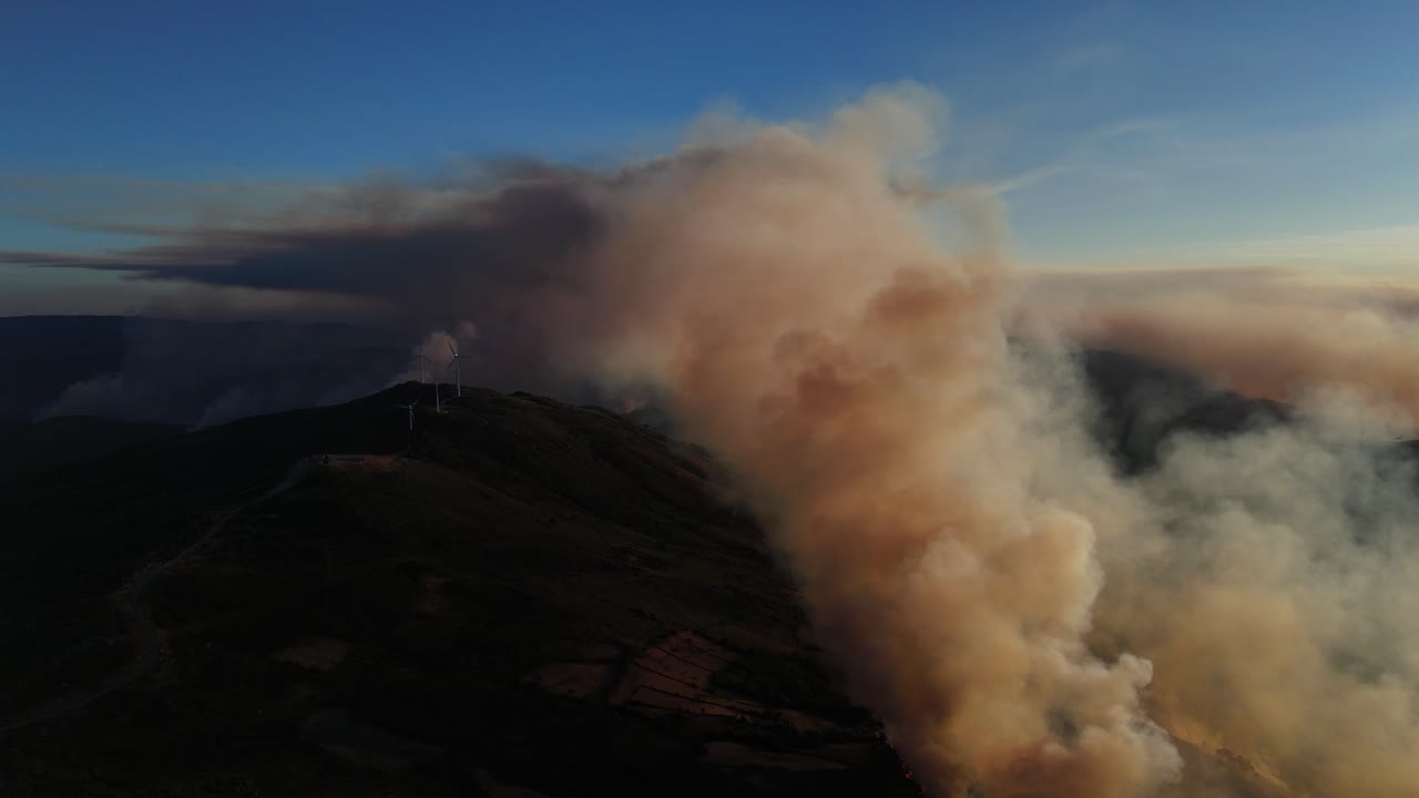 Huge wildlifire in Portugal at sunset 2