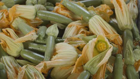 haufen frischer roher zucchini oder goldener zucchini auf dem gemüsemarkt