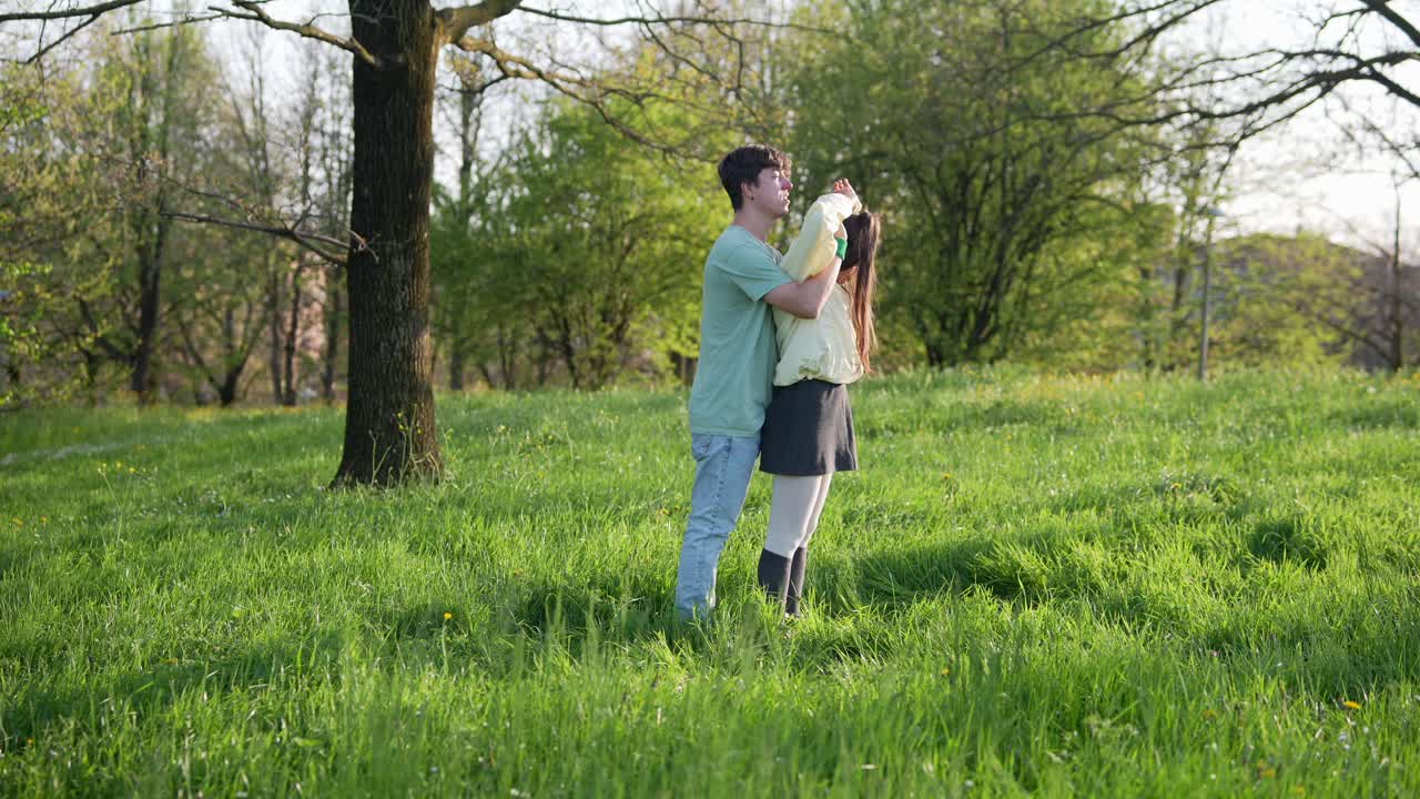 pareja disfrutando del tiempo en un parque