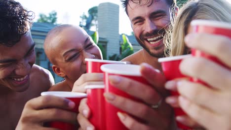 Gruppe-Von-Freunden-Mit-Getränken-Im-Freien,-Entspannung-Im-Schwimmbad-Und-Sommer-Poolparty