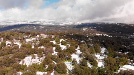 Antenne-über-Kleine-Ländliche-Berggegend,-Die-Mit-Frischem-Winterschnee-Bedeckt-Ist