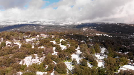 antena sobre un pequeño barrio rural de montaña cubierto de nieve fresca de invierno