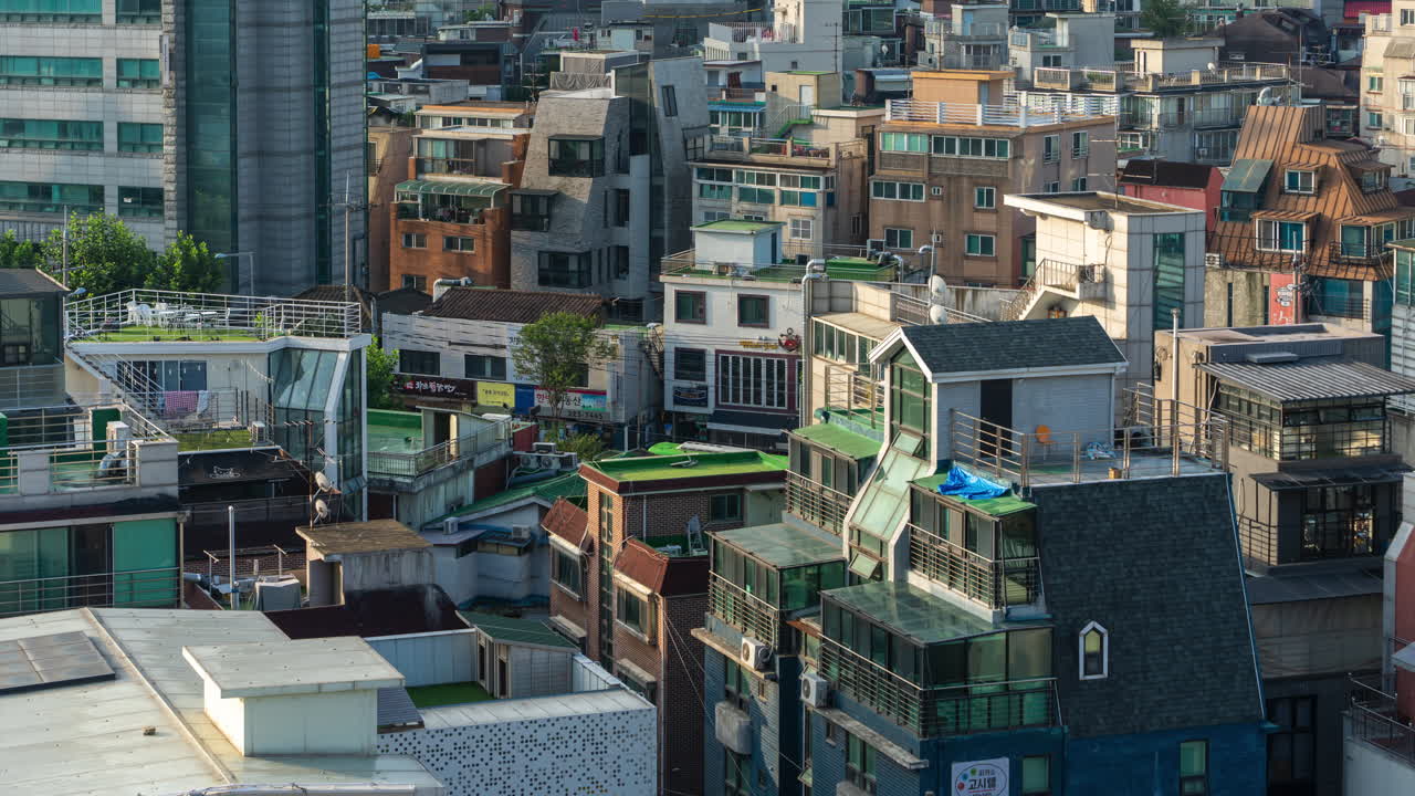 아침 타임랩스로 활기찬 홍대 거리를 감상하세요.