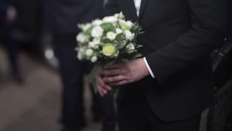 el novio con el ramo de la boda